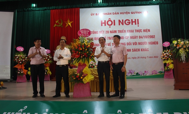 Leaders of Nghe An Provincial Social Policy Bank gave flowers to congratulate the Conference