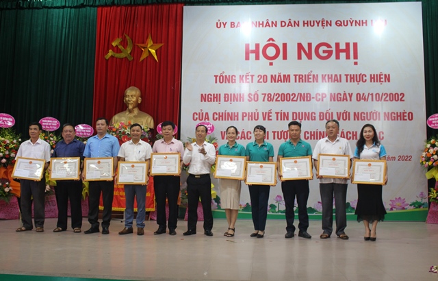 Ảnh minh Quynh Luu, Chairman of the District People's Committee, presented Certificates of Merit to 11 collectives and 26 individuals for outstanding achievements in implementing preferential policy credits for poor households and other policy beneficiaries following the Government's Decree No. 78/2002/ND-CP over the past 20 years.