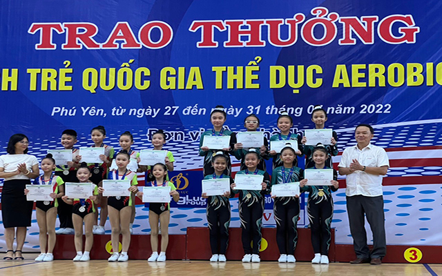 Đội tuyển trẻ Aerobic Bình Dương (áo xanh) giành HCV nhóm 8 (Ảnh T.H) Đội tuyển trẻ Aerobic Bình Dương (áo xanh) giành HCV nhóm 8 (Ảnh T.H)
