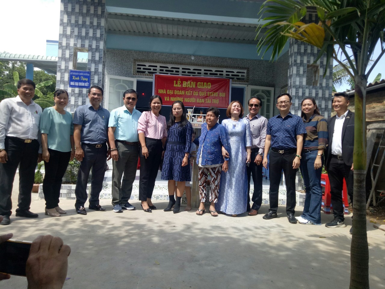 Mrs Le Thi Phuc's family received the first big solidarity home from the delegation.