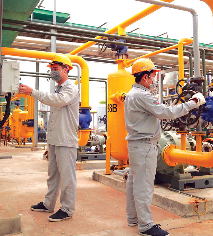 Cán bộ, công nhân Công ty CP Hóa chất Việt Trì có nhiều sáng kiến, giải pháp sáng tạo góp phần nâng cao năng suất lao động, giảm chi phí.