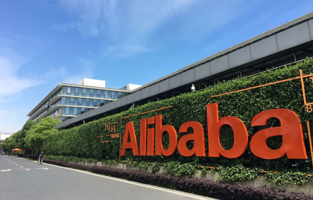 Ủy ban Chứng khoán Mỹ (SEC) hôm 30/7 đã đưa tập đoàn Alibaba vào danh sách các công ty Trung Quốc có thể bị hủy niêm yết tại các sàn giao dịch chứng khoán của Mỹ nếu cơ quan chức năng Mỹ không thể tiếp cận báo cáo kiểm toán của họ trước mùa xuân năm 2024.