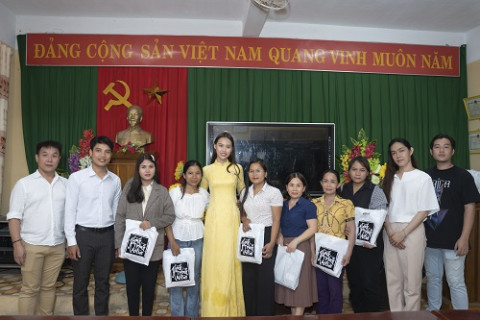 Ao Dai’s beauty Dang Hoang Tam Nhu began his trek to worship Ao Dai