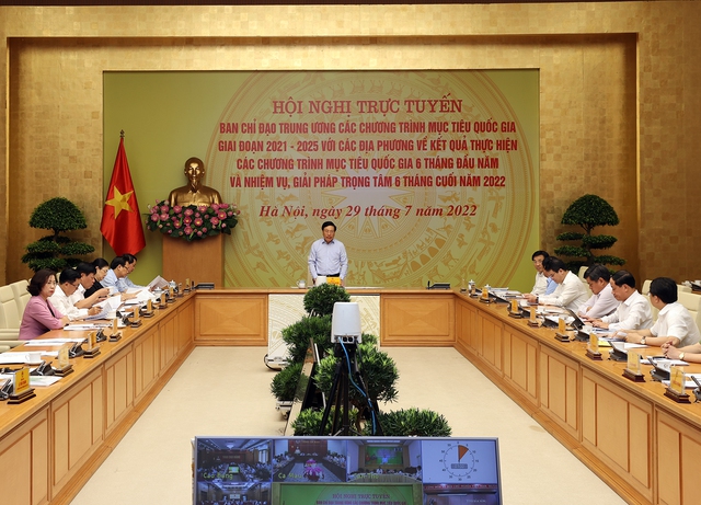 Standing Deputy Prime Minister Pham Binh Minh presided over an online meeting with localities of the Central Steering Committee for National Target Programs for the period 2021-2025.