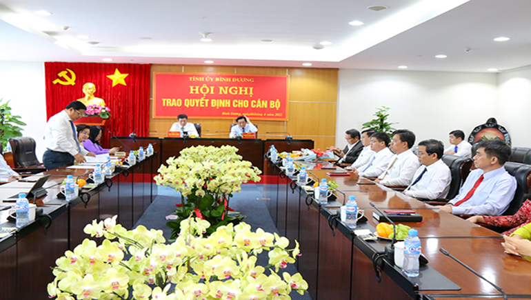 Bình Dương: Trao các quyết định về công tác cán bộ
