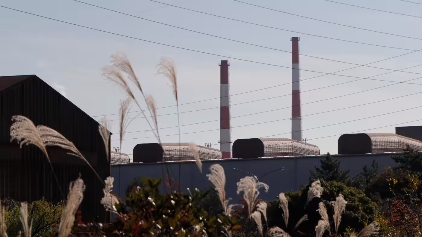 Một công trình của Kobe Steel ở Kakogawa, Nhật Bản. Là quê hương của nhiều doanh nghiệp sử dụng nhiều carbon, Nhật Bản đã ủng hộ cách tiếp cận chuyển tiếp để khử carbon. © Reuters