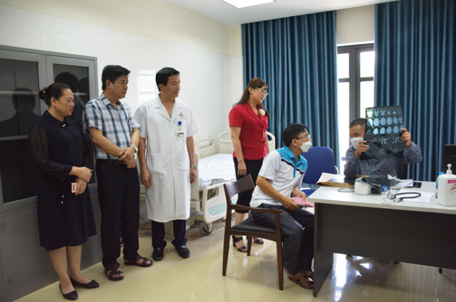 Đồng chí Giàng Thị Dung - Phó Chủ tịch UBND tỉnh và lãnh đạo Sở Y tế kiểm tra “Khoa khám chữa bệnh theo yêu cầu” - Bệnh viện Đa khoa tỉnh Lào Cai.