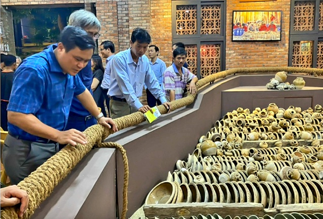 Hội nghị lần này với chuyên đề “Di sản từ những con tàu cổ” đặc biệt đây là lần đầu tiên tỉnh Quảng Ngãi giới thiệu hơn 300 cổ vật và hình ảnh liên quan đến các con tàu cổ đắm tại vùng biển miền Trung Việt Nam