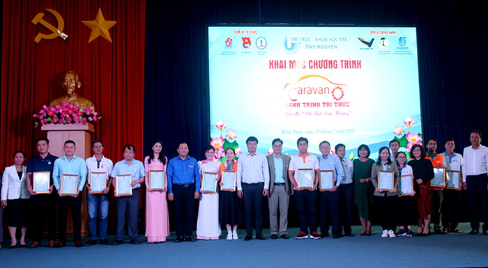 Le Quoc Phong, Secretary of the Provincial Party Committee, posed for a picture with the group.