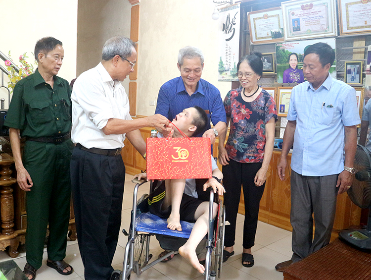 Lãnh đạo Hội nạn nhân CĐDC/Dioxin tỉnh Phú Thọ thăm, tặng quà gia đình nạn nhân CĐDC/Dioxin Nguyễn Văn Thắng - khu 9, thị trấn Hạ Hòa, huyện Hạ Hòa.