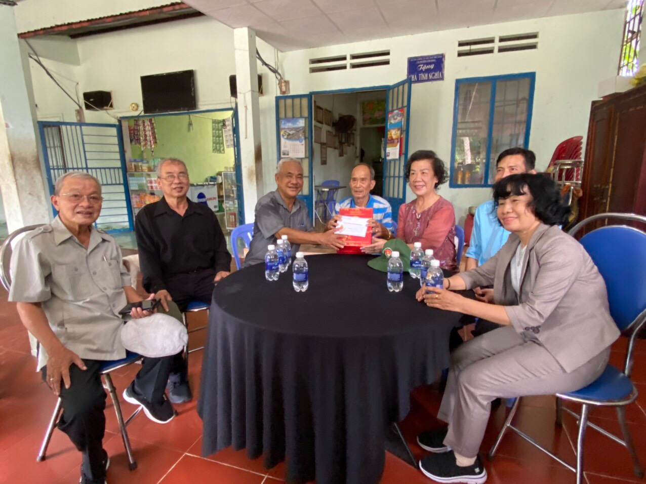 Ban Liên lạc Cựu Cán bộ Đoàn Thanh niên Việt Nam phía Nam đến thăm chú Nguyễn Văn Ước - Cựu tù chính trị Côn đảo ,sau khi Côn Đảo được giải phóng, chú Ước là một trong số 150 cựu tù tình nguyện xây dựng Côn Đảo