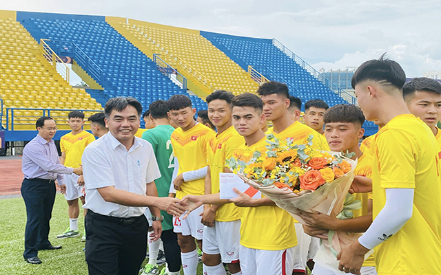 Ông Nguyễn Lộc Hà – Ủy viên Ban Thường vụ Tỉnh ủy, Phó Chủ tịch UBND tỉnh Bình Dương thăm và động viên đội tuyển U20 Việt Nam