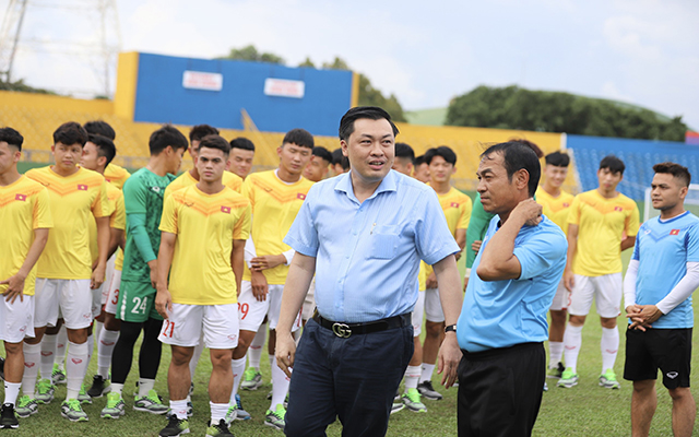 Ông Cao Văn Chóng – Phó Chủ tịch LĐBĐVN, Phó Giám đốc Sở Văn hóa, Thể thao và Du lịch tỉnh Bình Dương với HLV và đội tuyển U20 Việt Nam