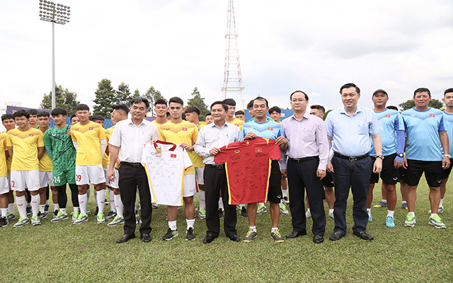 Tập thể U20 Việt Nam đã cũng tặng những chiếc áo thi đấu của đội cho lãnh đạo UBND tỉnh Bình Dương