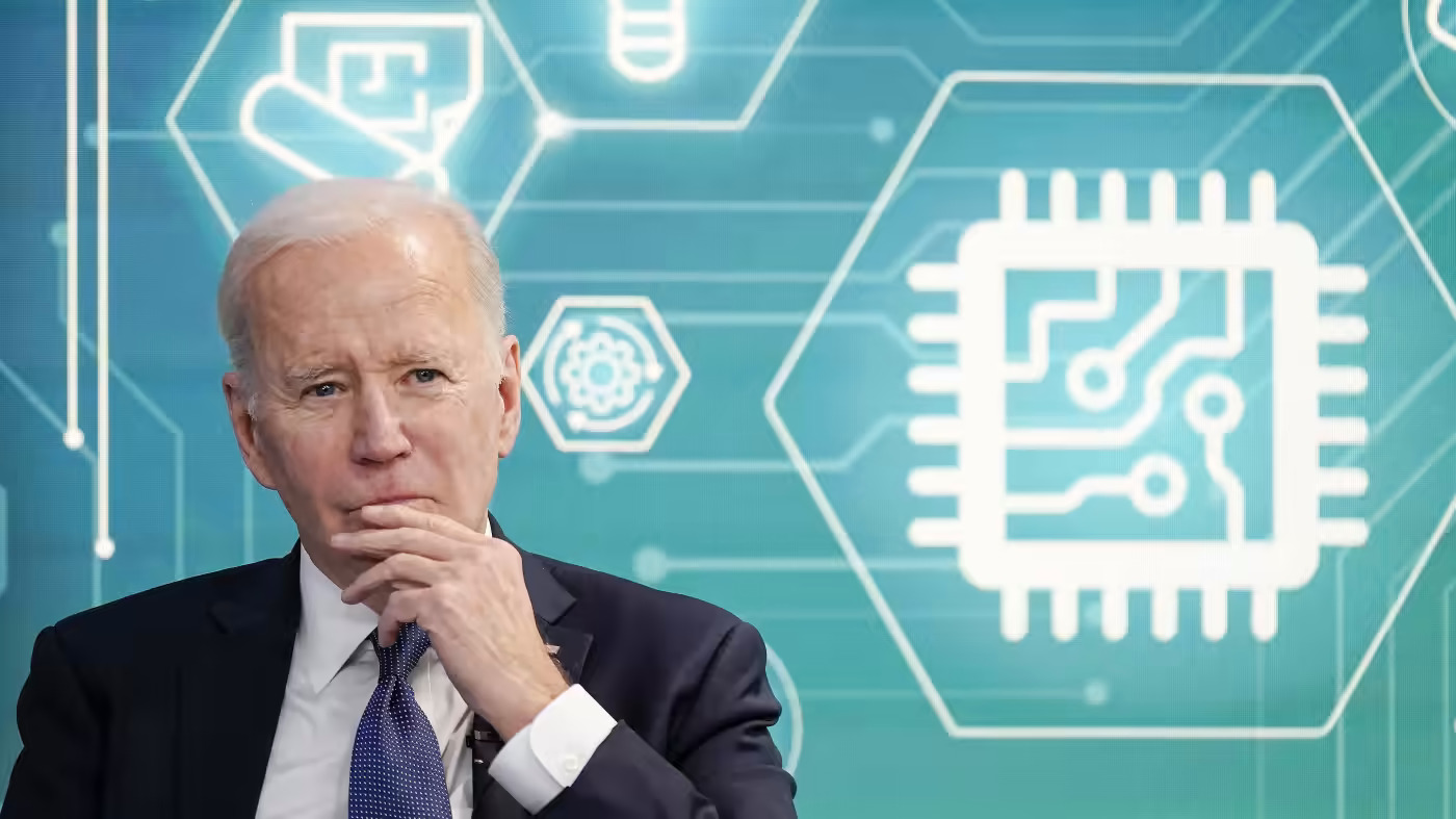 Tổng thống Joe Biden chuẩn bị ký thành luật CHIPS và Đạo luật Khoa học trị giá 280 tỷ USD, cung cấp hỗ trợ tài chính cho các công ty chip đầu tư vào ngành công nghiệp bán dẫn của Mỹ. © AP