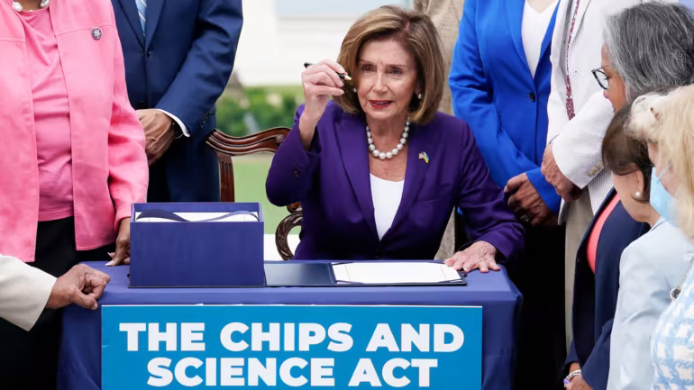Chủ tịch Hạ viện Hoa Kỳ Nancy Pelosi ký Đạo luật Khoa học và CHIPS tại Washington vào ngày 29 tháng 7. Dự luật được thông qua với sự ủng hộ hiếm hoi của lưỡng đảng. © AP