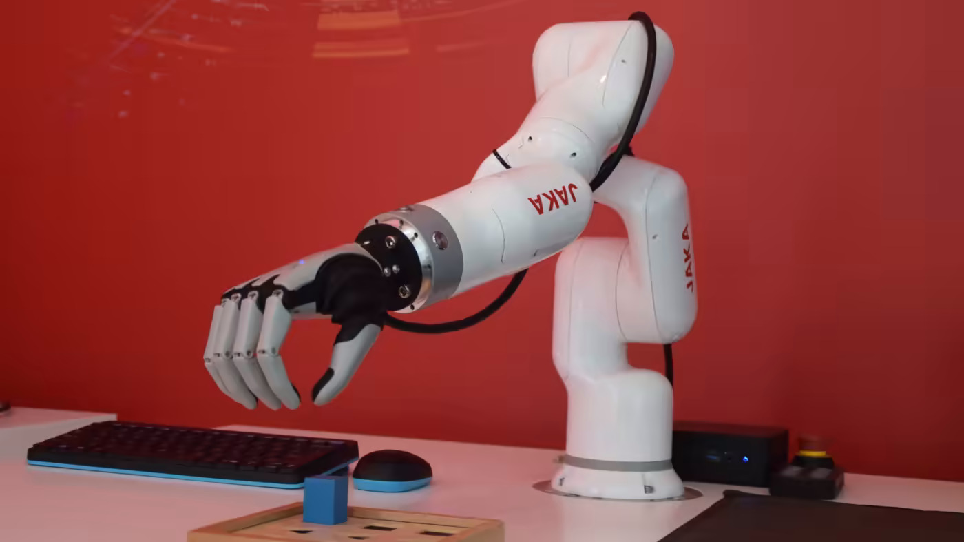 Một cánh tay robot do JAKA Robotics sản xuất. Robot hợp tác được trang bị cảm biến an toàn để làm việc bên cạnh con người trên dây chuyền lắp ráp. (Ảnh của Noriyuki Doi)