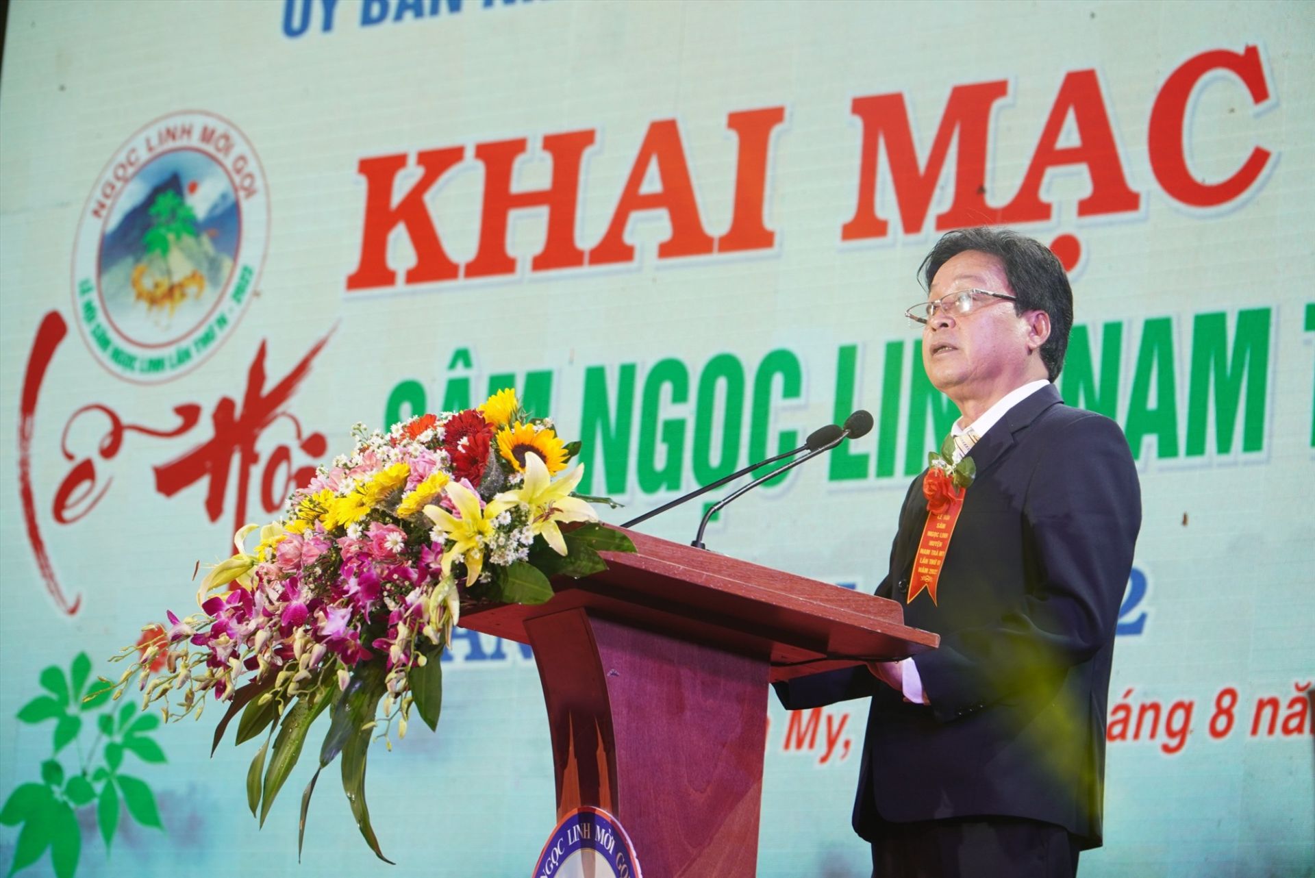 Đồng chí Trần Duy Dũng- Chủ tịch UBND huyện Nam Trà My, Trưởng ban Tổ chức Lễ hội sâm lần thứ IV phát biểu khai mạc Lễ  hội.