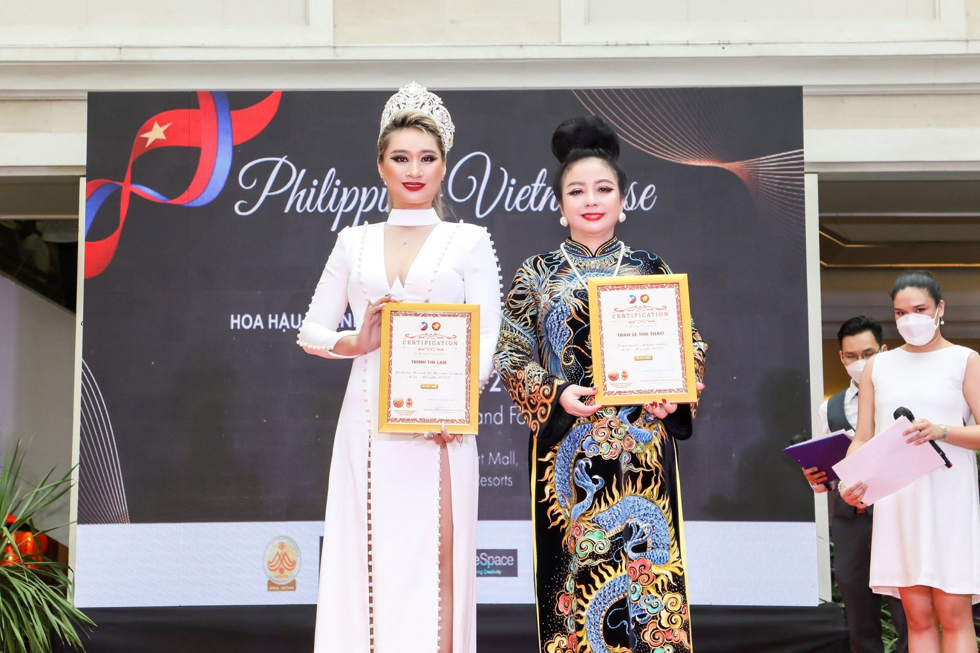 Hoa hậu Lan Trinh vinh dự được nhận Bằng tri ân từ công chúa Philipinnes