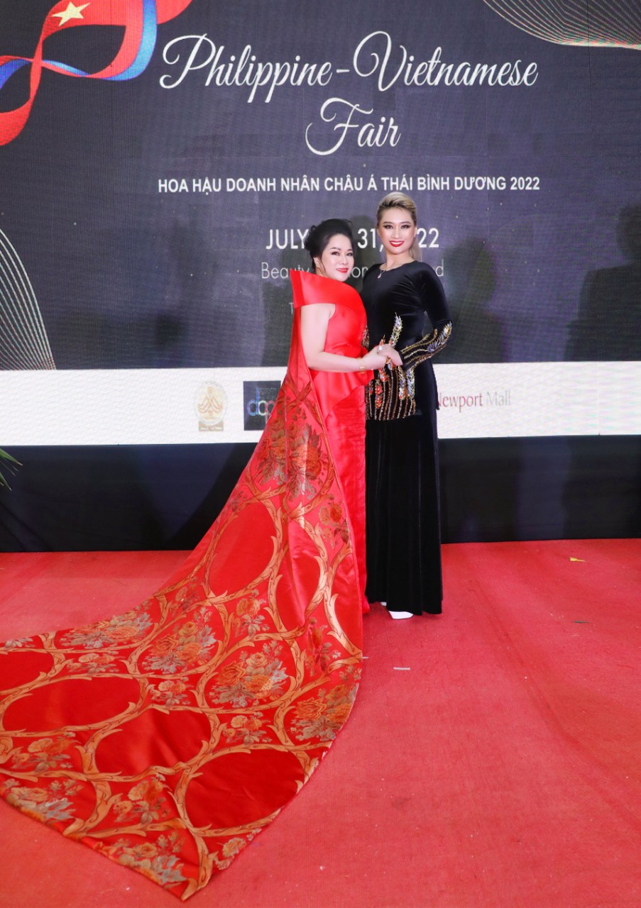 Hoa hậu Lan Trinh chụp hình lưu niệm cùng bà Lý Thảo Kỳ - Trưởng ban tổ chức