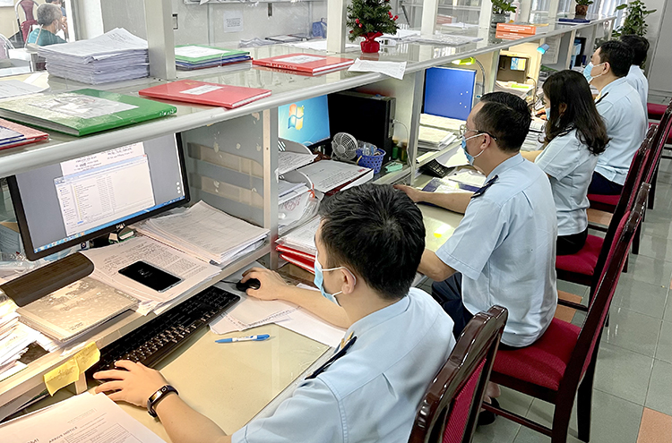 Hải quan Phú Thọ thực hiện các thủ tục thông quan hàng hóa cho doanh nghiệp qua hệ thống điện tử.