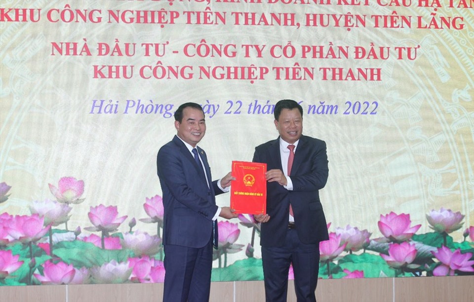 Ngày 22.6, Ban quản lý Khu kinh tế Hải Phòng trao chứng nhận đầu tư cho dự án đầu tư xây dựng và kinh doanh kết cấu hạ tầng KCN Tiên Thanh, huyện Tiên Lãng.