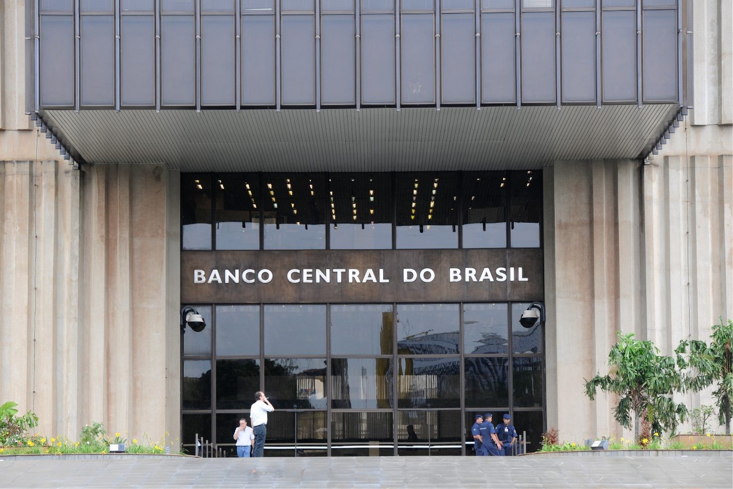 Sau khi quyết định của BCB được công bố, Liên đoàn Công nghiệp Quốc gia Brazil (CNI) đã cảnh báo về tác động tiêu cực của việc tăng lãi suất