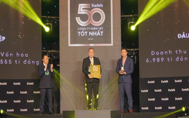 Ông Quảng Văn Viết Cương, Phó tổng giám đốc Becamex IDC nhận chứng nhận vinh danh “Top 50 công ty niêm yết tốt nhất năm 2022”