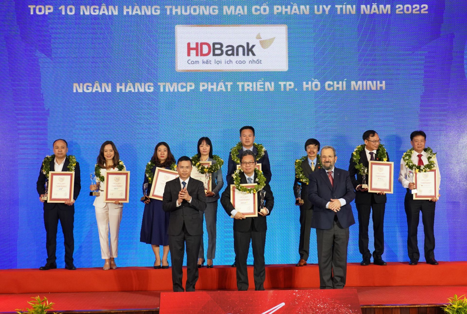 Ông Trần Hoài Phương – giám đốc Khối KHDN của HDBank (đứng giữa) đại diện Ngân hàng nhận giải Top Ngân hàng TMCP uy tín năm 2022