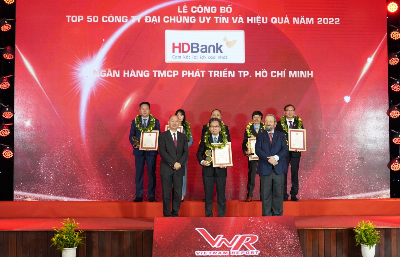 Ông Trần Hoài Phương – giám đốc Khối KHDN của HDBank (đứng giữa) đại diện Ngân hàng nhận giải Top Công ty đại chúng uy tín & hiệu quả năm 2022