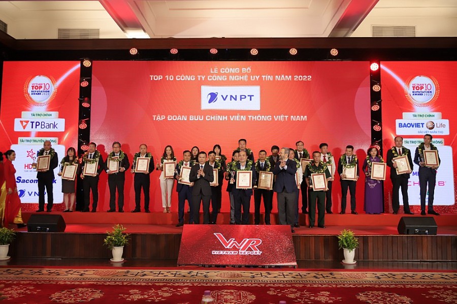 Ông Phạm Huy Hoàng - Phó Tổng Giám đốc Công ty Công nghệ thông tin VNPT lên nhận cúp, giấy chứng nhận doanh nghiệp Top 10 Công ty công nghệ uy tín năm 2022