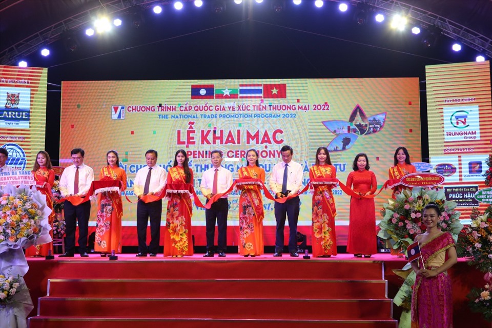 Lãnh đạo TP Đà Nẵng, Lãnh đạo Bộ Công thương tiến hành nghi thức cắt băng khai mạc Hội chợ EWEC Đà Nẵng 2022.