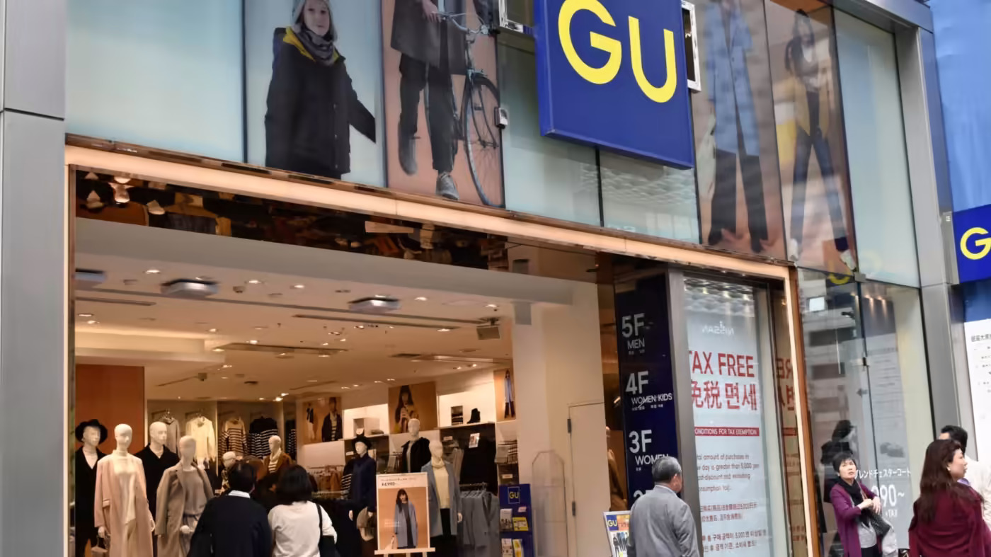 Mọi người đi ngang qua một cửa hàng GU ở quận Ginza của Tokyo. Thương hiệu có khoảng 450 cửa hàng trên khắp Nhật Bản, Đài Loan, Hồng Kông và Trung Quốc đại lục. (Ảnh của Keiichi Furukawa)