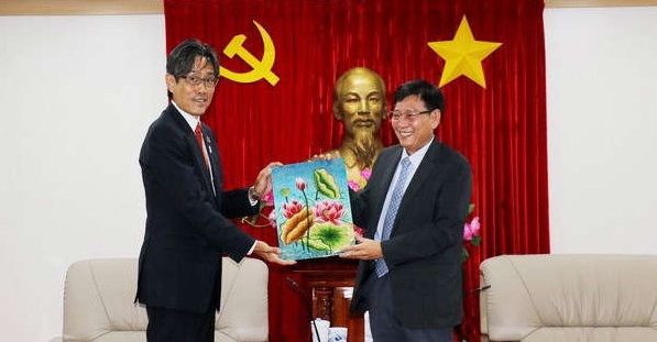 Lãnh đạo tỉnh Bỉnh Dương tặng quà cho Giám đốc Thương mại Quốc tế METI Kansai Nhật Bản