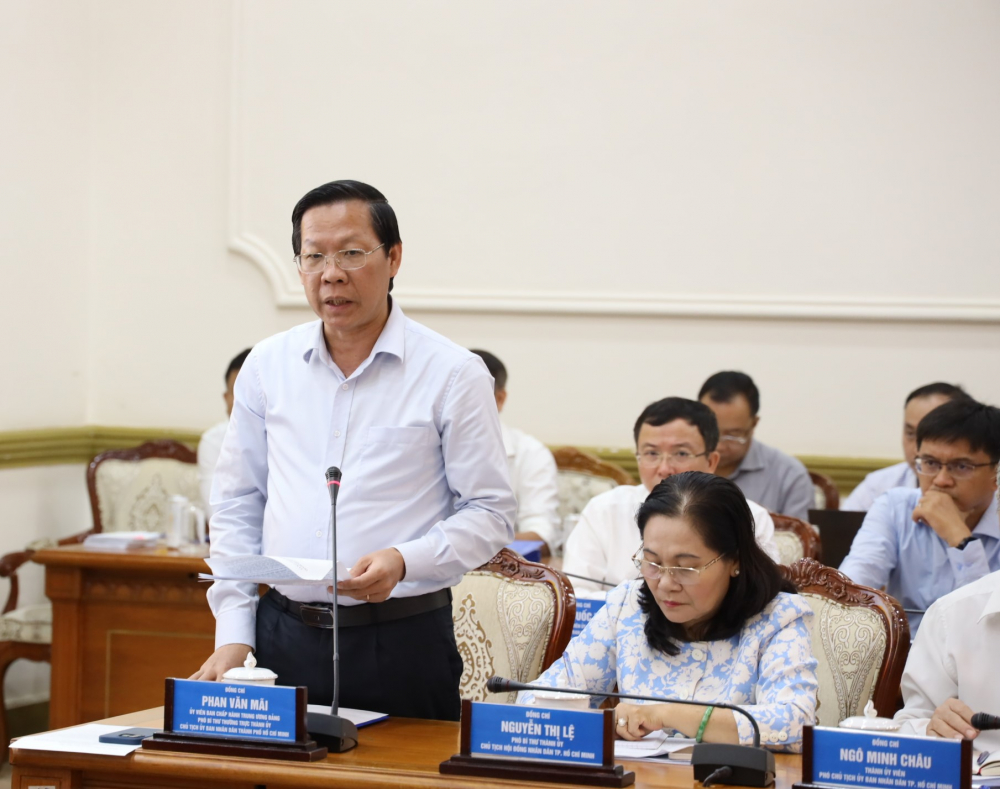 Chủ tịch UBND TPHCM Phan Văn Mãi báo cáo tình hình kinh tế - xã hội 7 tháng đầu năm 2022 với đoàn công tác Chính phủ - Ảnh: Hương Thảo