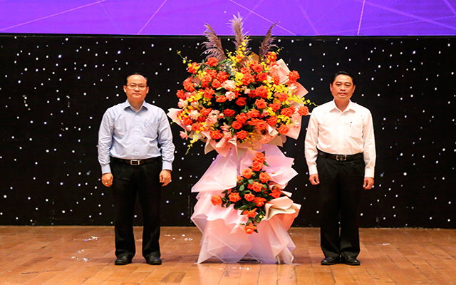Ông Nguyễn Khoa Hải, Giám đốc Sở Văn hóa Thể thao và Du lịch, thay mặt Lãnh đạo tỉnh Bình Dương tặng hoa chúc mừng Tổng công ty Becamex IDC – Đơn vị sáng lập giải.