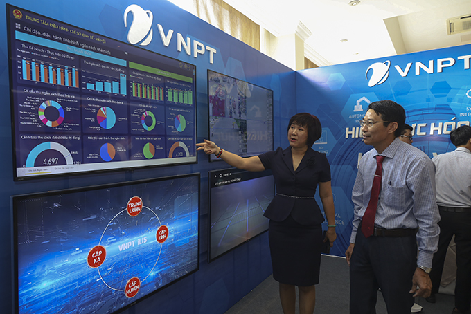 At the Khanh Hoa provincial digital transformation conference, a representative from VNPT Khanh Hoa presented digital transformation applications.