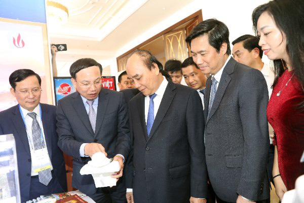 On the margins of the 3rd ABAC Conference, Politburo member and State President Nguyen Xuan Phuc listened to Mr Nguyen Xuan Ky, Party Central Committee, Secretary of Quang Ninh Provincial Party Committee, explain the product development process. Ha, Long Pearl goods have a 5-star rating from Special OCOP.