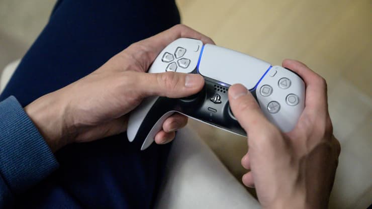 Một game thủ chơi trên máy chơi game Playstation 5 của Sony tại nhà riêng ở Seoul.