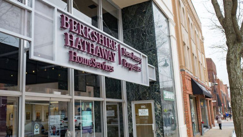 Berkshire Hathaway báo cáo lợi nhuận hoạt động tăng mặc dù đầu tư bị thua lỗ