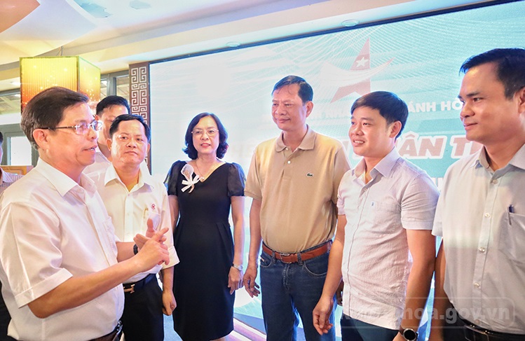 Mr. Nguyen Tan Tuan - Deputy Secretary of the Provincial Party Committee, Chairman of the Provincial People's Committee (left cover) exchanged and shared with businessmen at the program.