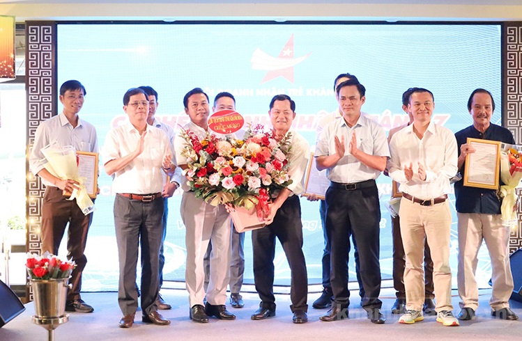 Mr. Nguyen Tan Tuan (left cover, first row) presented flowers to praise the contributions of the Provincial Young Entrepreneurs Association.