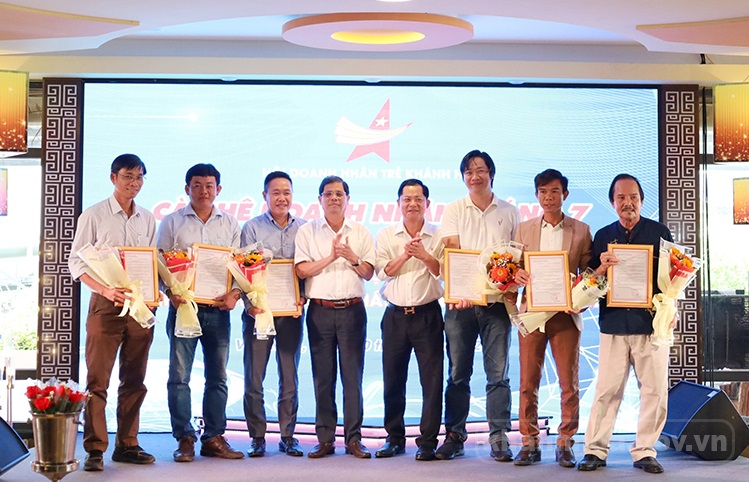 Mr. Nguyen Tan Tuan - (4th from the left) and the leader of the Provincial Young Entrepreneurs Association handed over the decision to establish clubs.