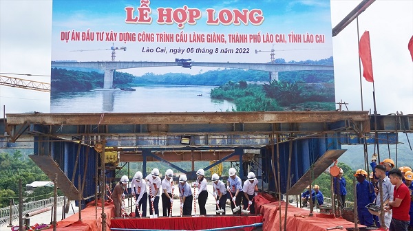 Cầu Làng Giàng nối liền phường Xuân Tăng (thành phố Lào Cai) với xã Thái Niên (huyện Bảo Thắng), tỉnh lộ 161 và Quốc lộ 70.