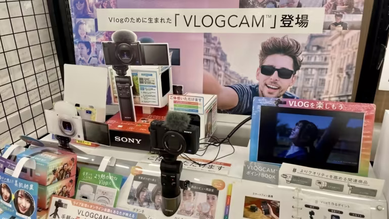 Sony tạo sự khác biệt bằng cách cung cấp các máy ảnh kỹ thuật số nhỏ gọn được thiết kế để quay video. (Ảnh của Kento Hirashima)