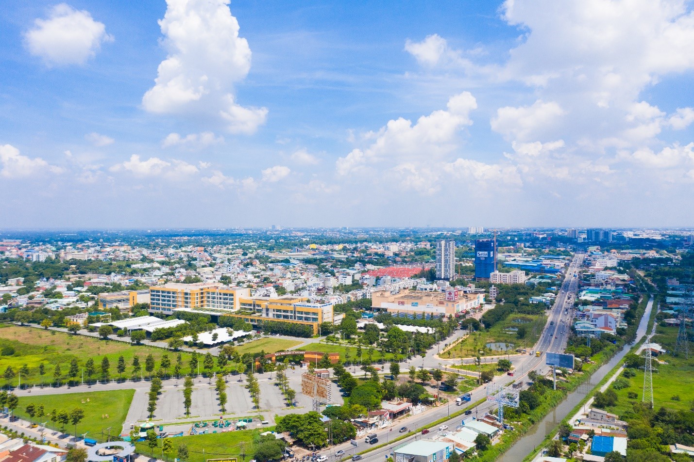 TP. Thuận An sở hữu nhiều trục giao thông trọng điểm, nhiều tuyến đường lớn tiếp tục được nâng cấp và mở rộng tạo mạng lưới giao thông hoàn chỉnh