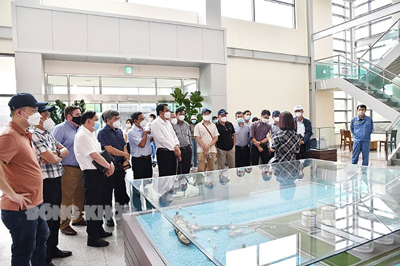 The team went on a tour of the Gwangyang LNG Terminal Warehouse