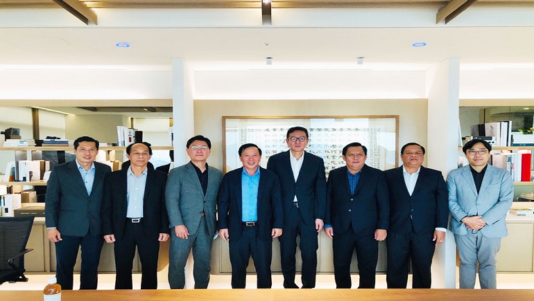 Nguyen Van Ut, Chairman of the Provincial People's Committee, and department officials pose for pictures with the GS Group Board of Directors