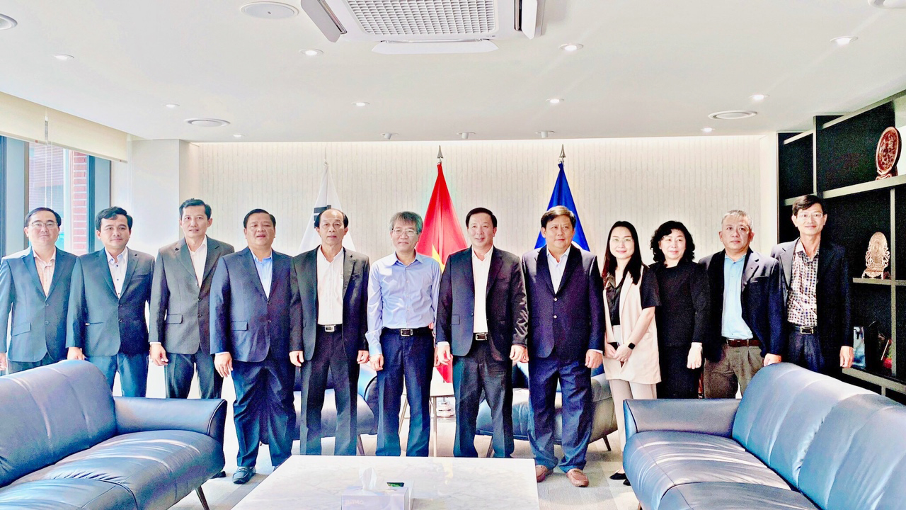 The group posed for a portrait with Ambassador Nguyen Vu Tung.