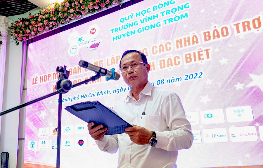 Phó Chủ tịch UBND huyện Nguyễn Minh Trung  phát biểu tại buổi họp mặt. (Ảnh: Kim Phụng)